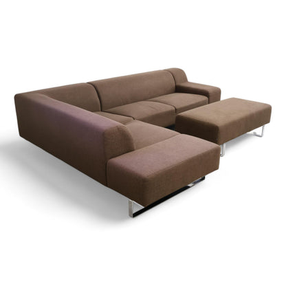 Nyrenset | Brun Bolia Seville hjørnesofa i brun tekstil med puff