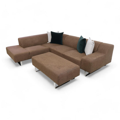 Nyrenset | Brun Bolia Seville hjørnesofa i brun tekstil med puff
