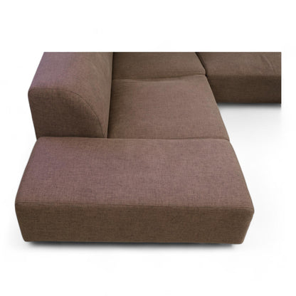 Nyrenset | Brun Bolia Seville hjørnesofa i brun tekstil med puff