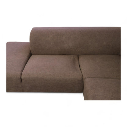 Nyrenset | Brun Bolia Seville hjørnesofa i brun tekstil med puff