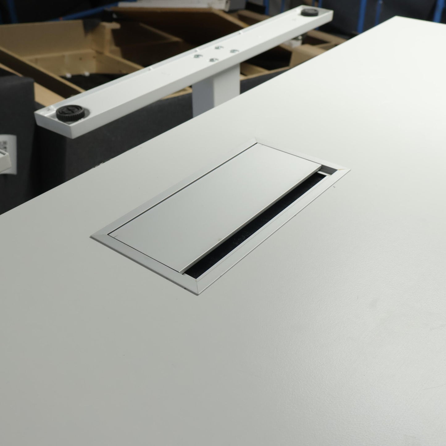 Kvalitetssikret | Helhvit 140x80 cm, Linak elektrisk hev/senk skrivebord, 2018 modell