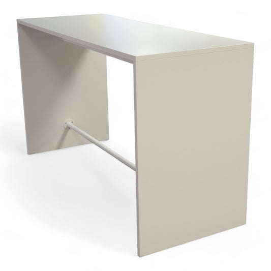 Nyrenset | Hvit høybord med plass til seks