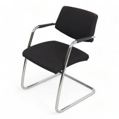 Nyrenset | Sort Sitland Sled konferansestol med kromramme