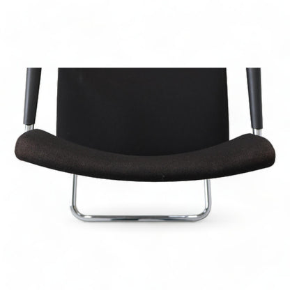 Nyrenset | Sort Sitland Sled konferansestol med kromramme