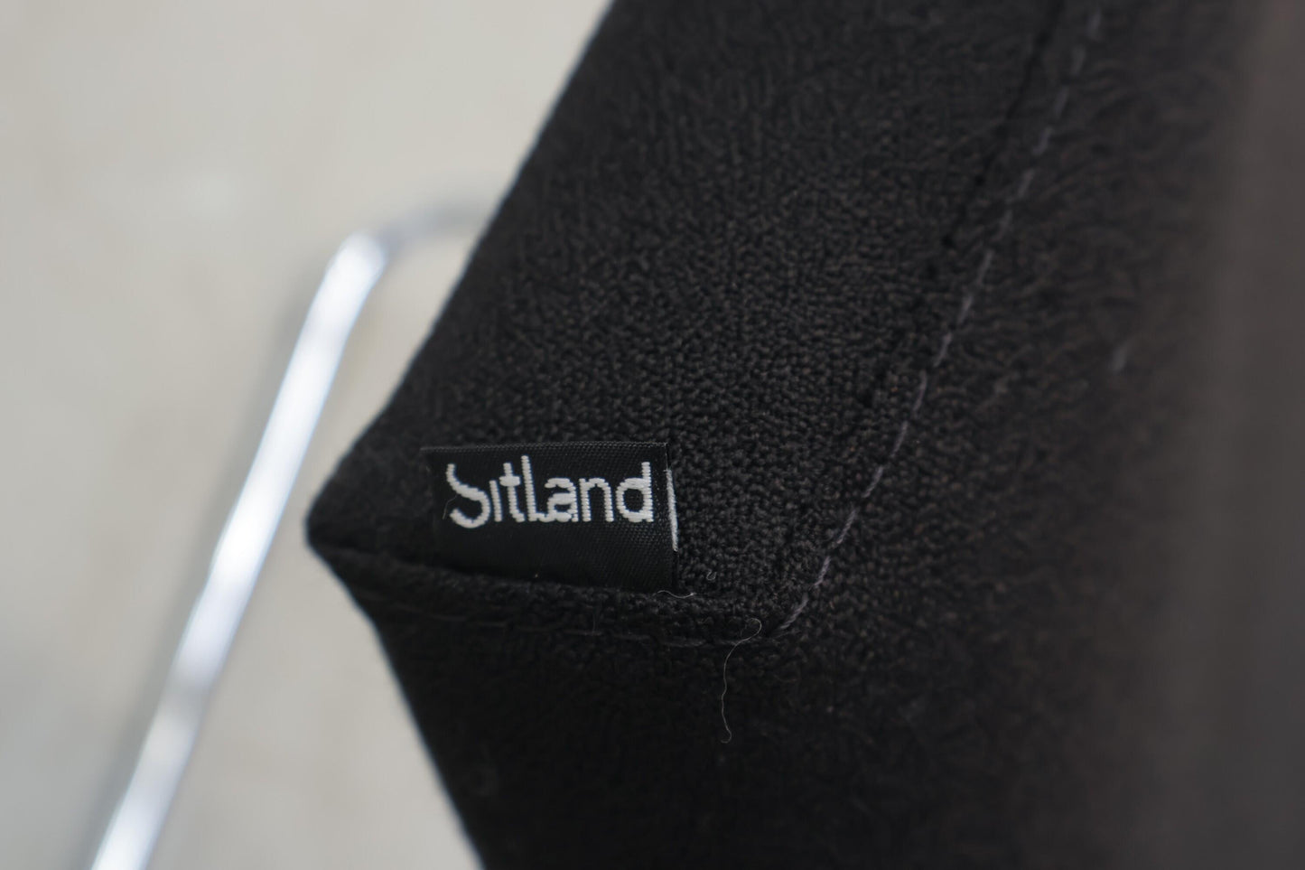 Nyrenset | Sort Sitland Sled konferansestol med kromramme