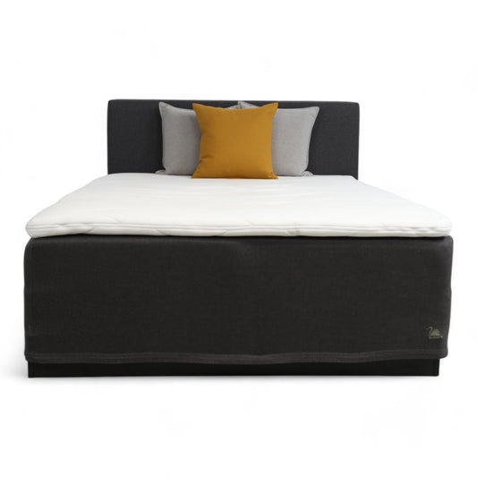 Nyrenset | Mørk grå Svane seng med gavl, 150x200
