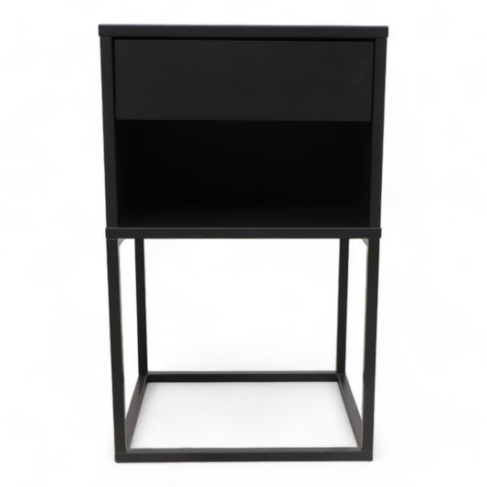 Nyrenset | IKEA Vikhammer nattbord i sort med skuff