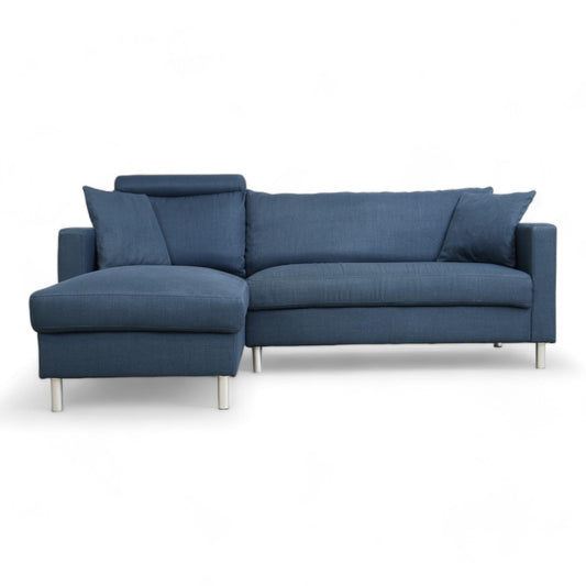 Nyrenset | Mørk blå sofa med sjeselong