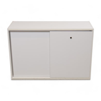 Nyrenset | Hvit Martela skap med skyvedør