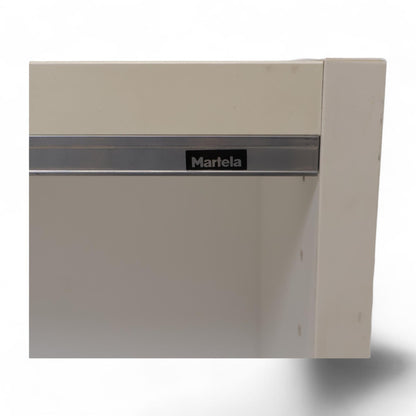 Nyrenset | Hvit Martela skap med skyvedør