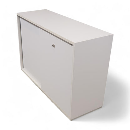 Nyrenset | Hvit Martela skap med skyvedør