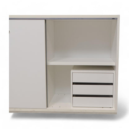 Nyrenset | Hvit Martela skap med skyvedør