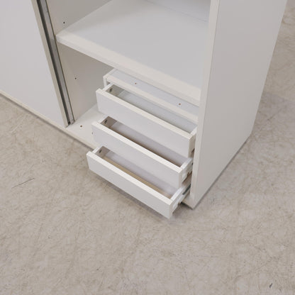 Nyrenset | Hvit Martela skap med skyvedør