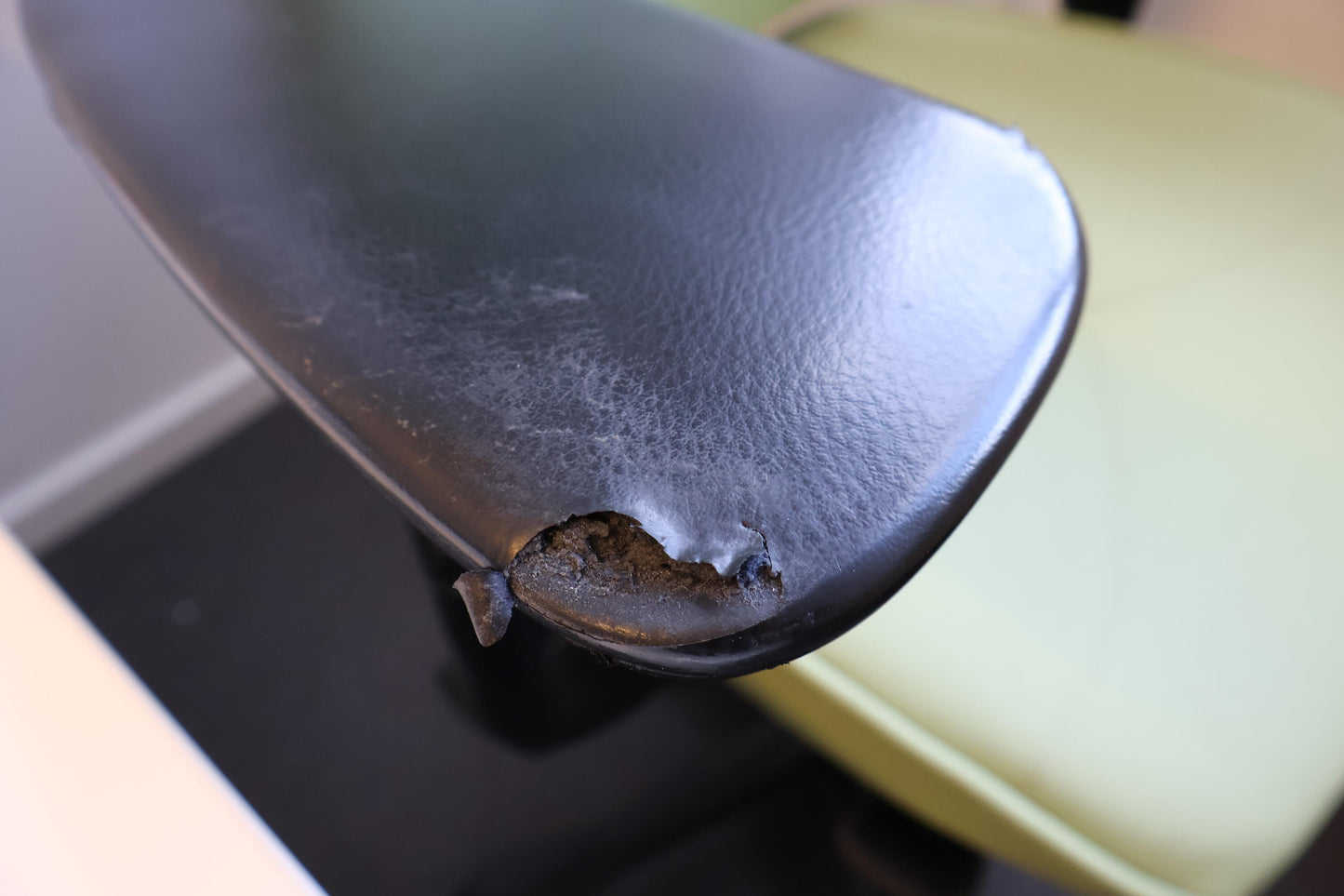 Nyrenset | Kinnarps Freefloat kontorstol i lys grønn/sort