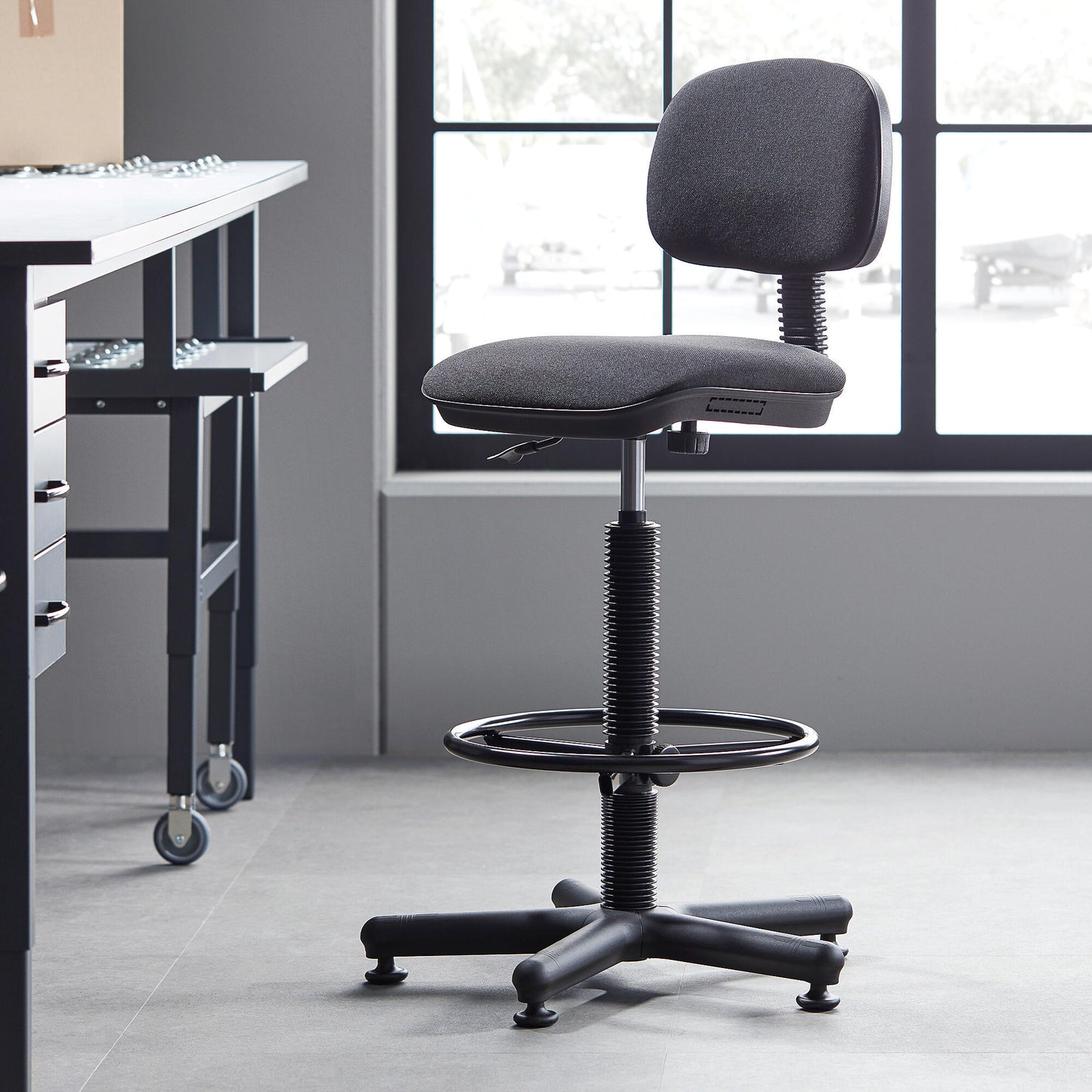 Helt nytt | Verkstedstol ADELAIDE, glideføtter og fotring, svart stoff