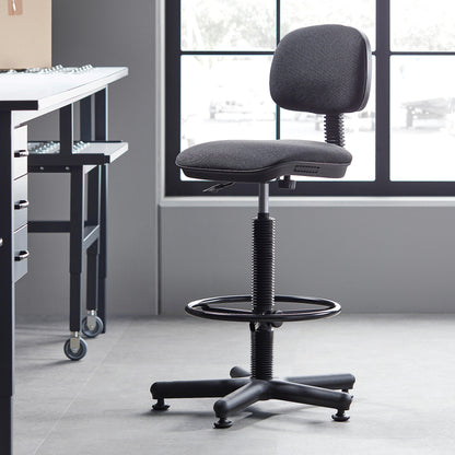 Helt nytt | Verkstedstol ADELAIDE, glideføtter og fotring, svart stoff