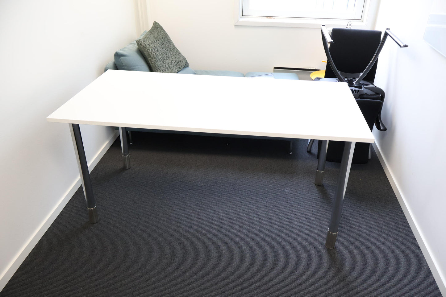 Utmerket tilstand | Stort hvitt skrivebord med krumme ben 160x80cm