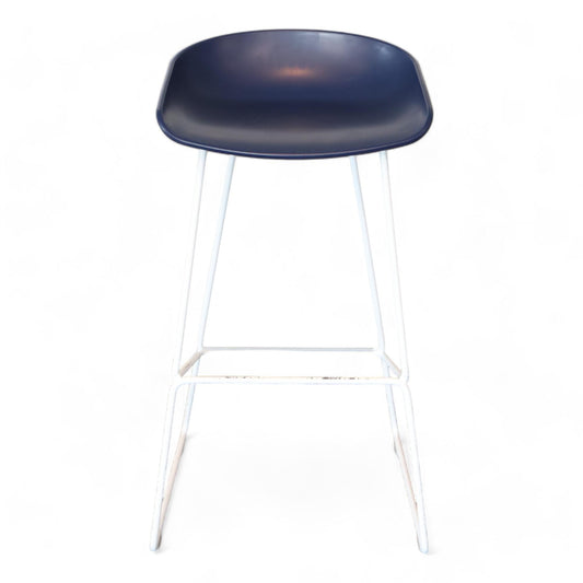 Nyrenset | Hay 'About A Stool' barstol i mørk blå og hvit