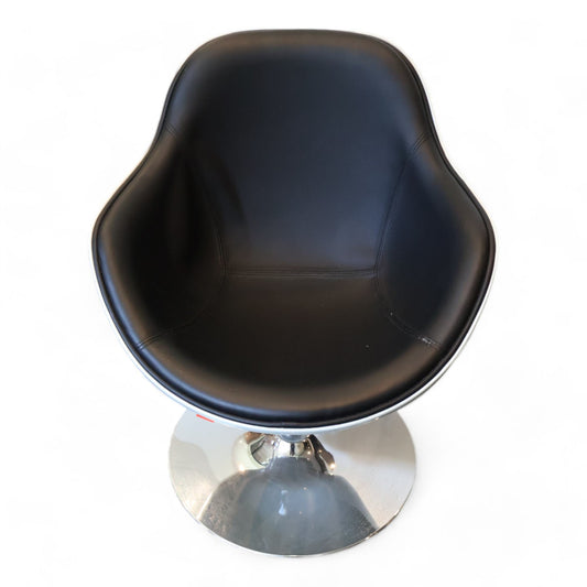 Kvalitetssikret | Sort og hvit stol i skinn og metall