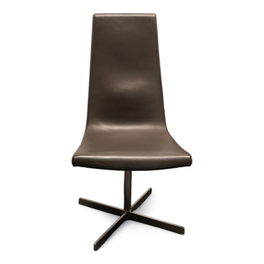 Nyrenset | ForaForm loungestol i mørkbrunt skinn