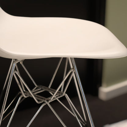 Kvalitetssikret | Eames Plastic Side Chair, hvit (replika)