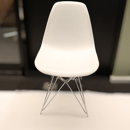 Kvalitetssikret | Eames Plastic Side Chair, hvit (replika)