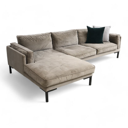 Nyrenset | June sjeselongsofa fra Home&Cottage i taupe velur