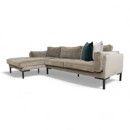 Nyrenset | June sjeselongsofa fra Home&Cottage i taupe velur