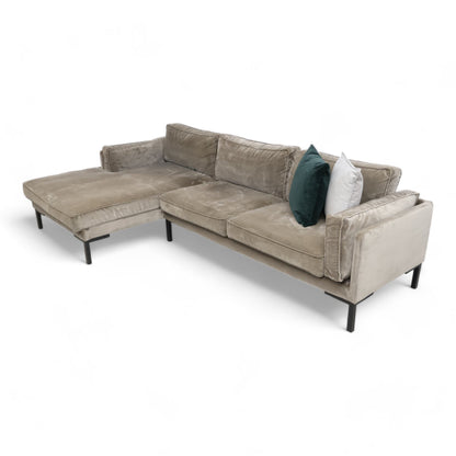 Nyrenset | June sjeselongsofa fra Home&Cottage i taupe velur