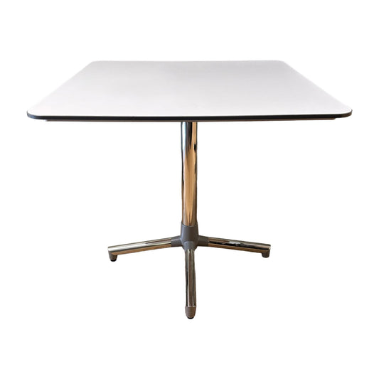 Utmerket tilstand | Lite kvadratisk bord fra Fora Form i hvitt og sølv