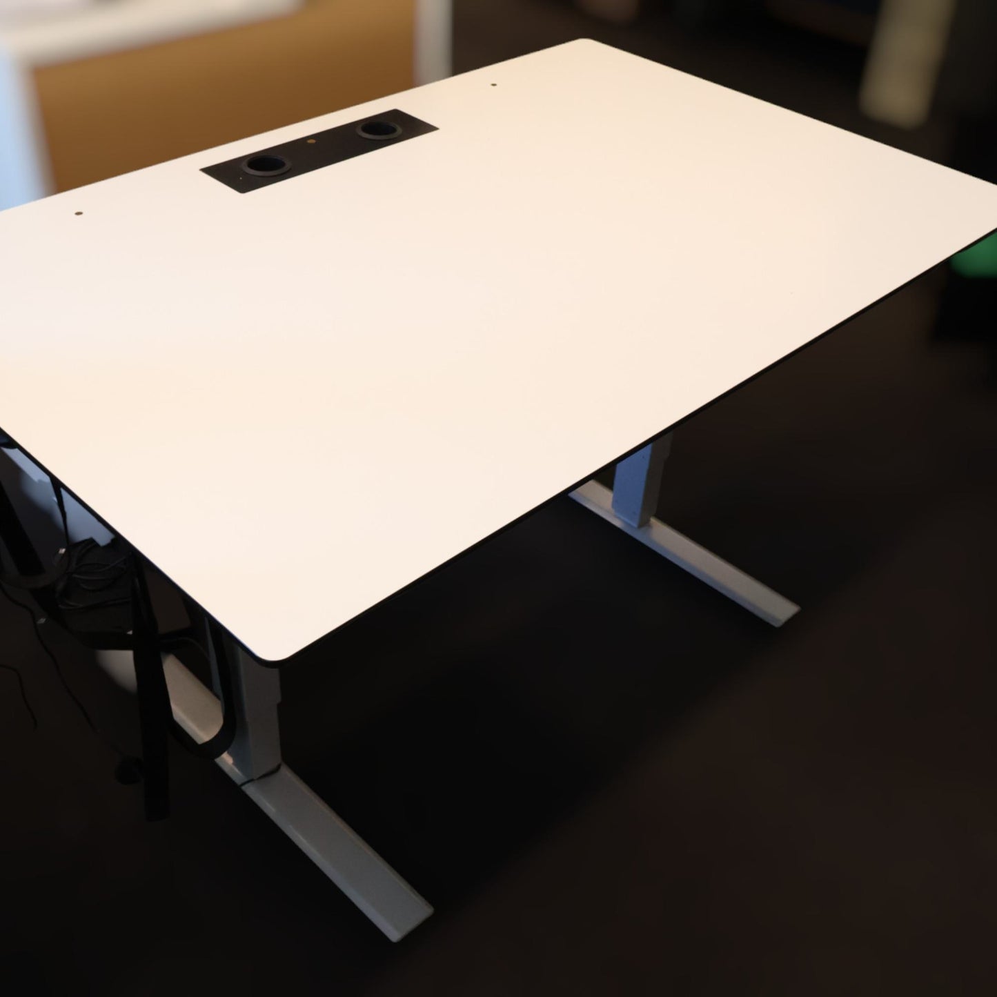 Kvalitetssikret | Linak elektrisk hev/senk skrivebord, 140x90 cm med grå ben