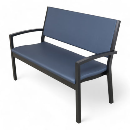 Helt nytt | Alias 2-seter sofa med kledd sete/rygg fra Isku