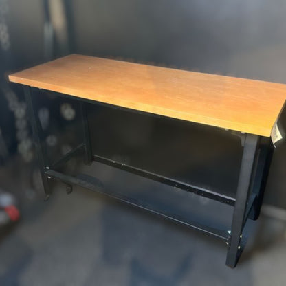 Solid skrivebord med metallben og treplate