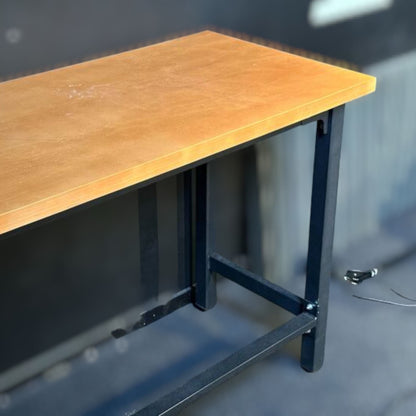 Solid skrivebord med metallben og treplate