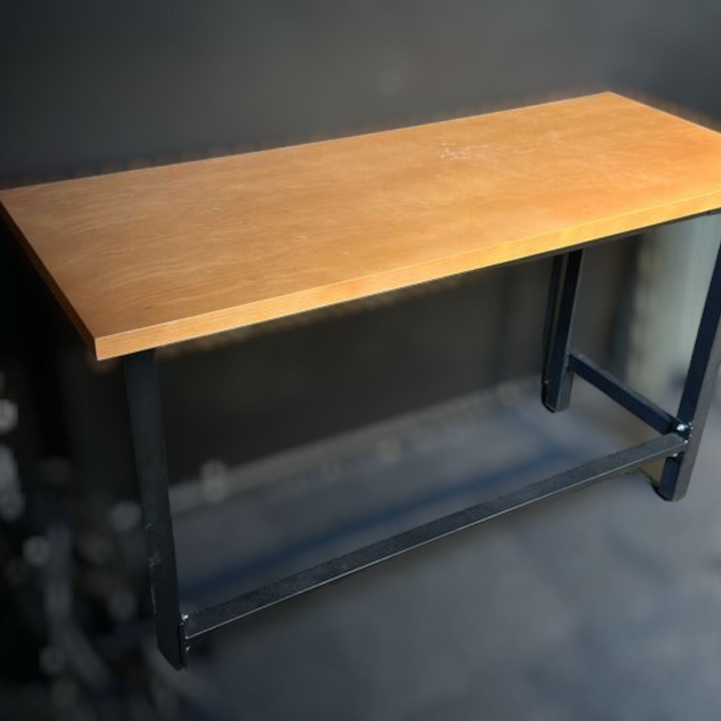 Solid skrivebord med metallben og treplate