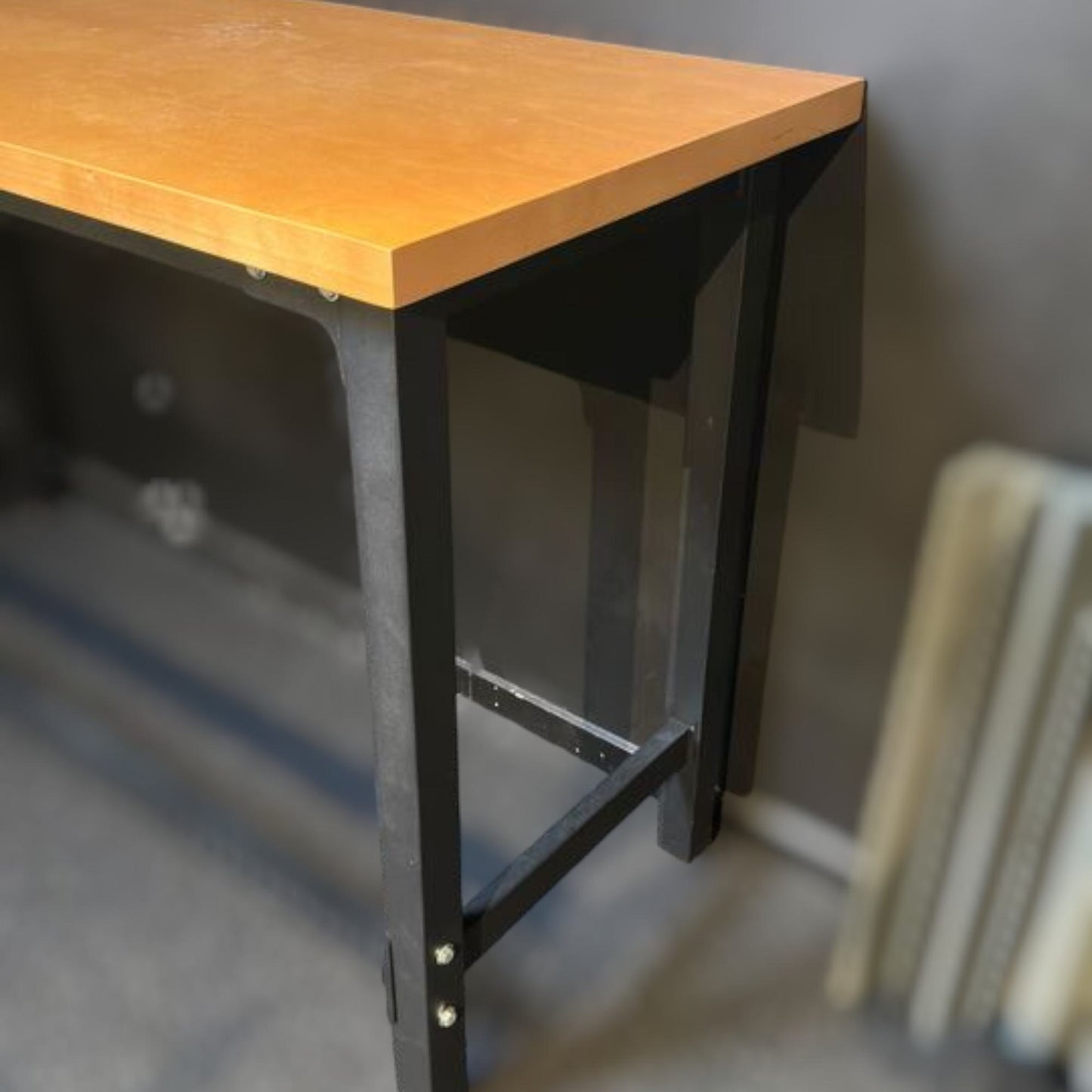 Solid skrivebord med metallben og treplate