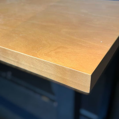 Solid skrivebord med metallben og treplate