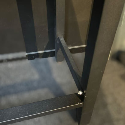 Solid skrivebord med metallben og treplate