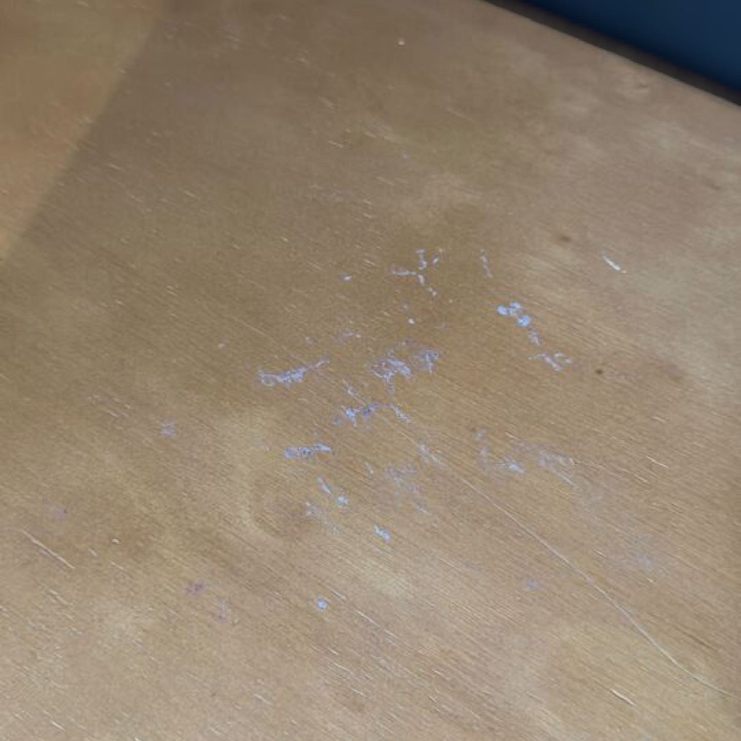 Solid skrivebord med metallben og treplate