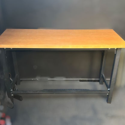 Solid skrivebord med metallben og treplate