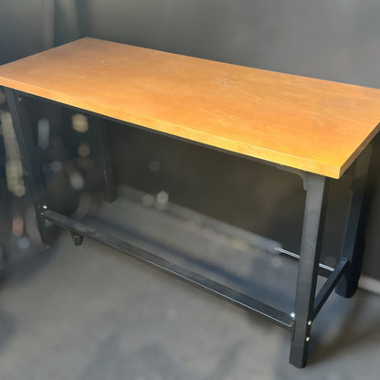 Solid skrivebord med metallben og treplate