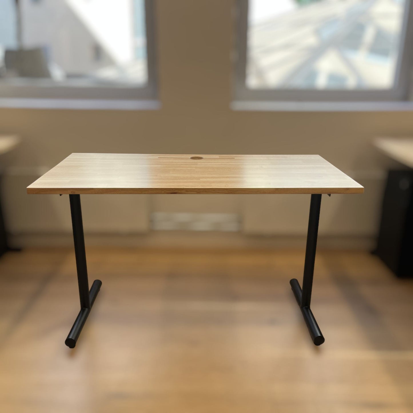 Skrivebord i tre med sorte metallben, 122x60 cm