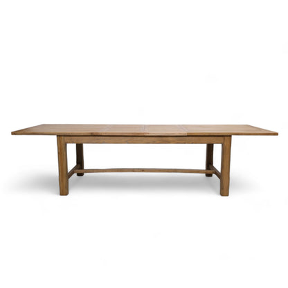 Stort spisebord i gråvasket eik med to ileggsplater