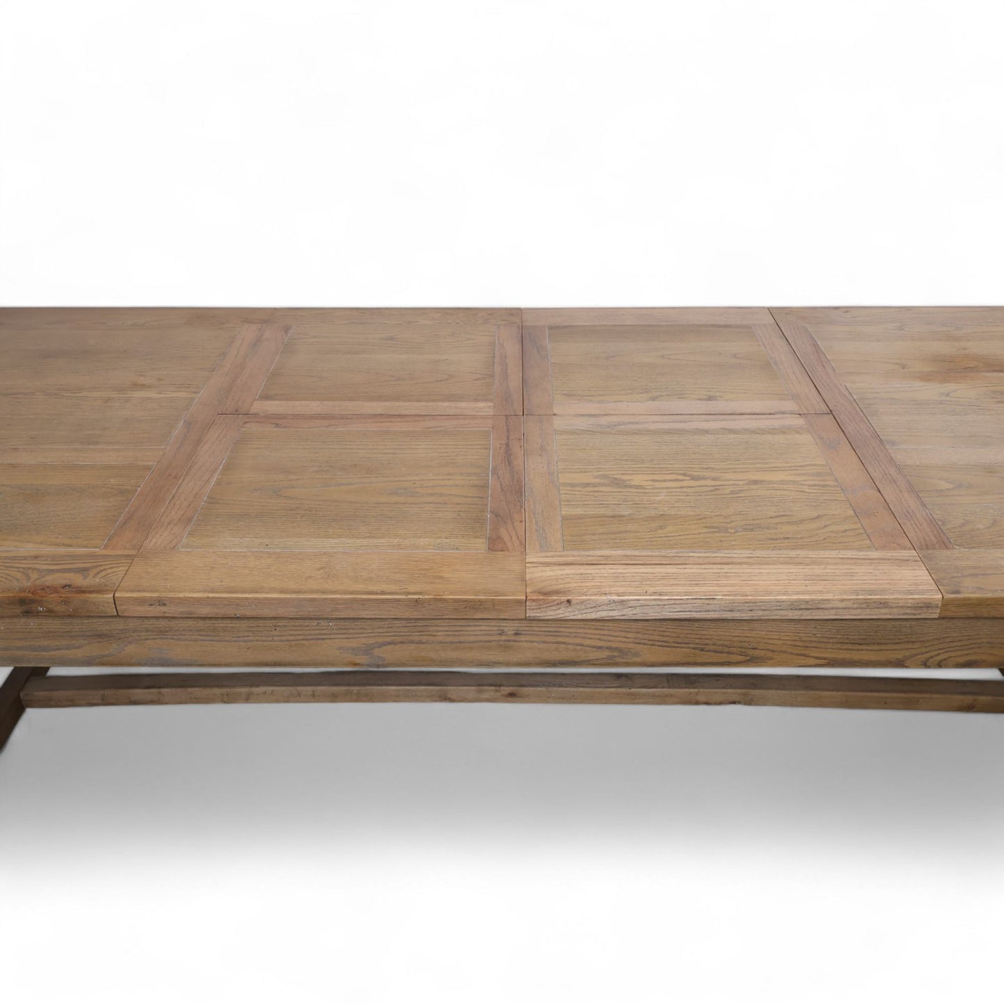 Stort spisebord i gråvasket eik med to ileggsplater