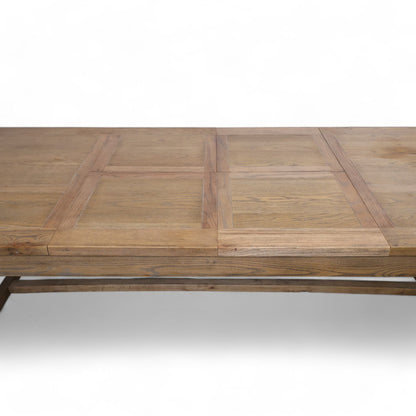 Stort spisebord i gråvasket eik med to ileggsplater