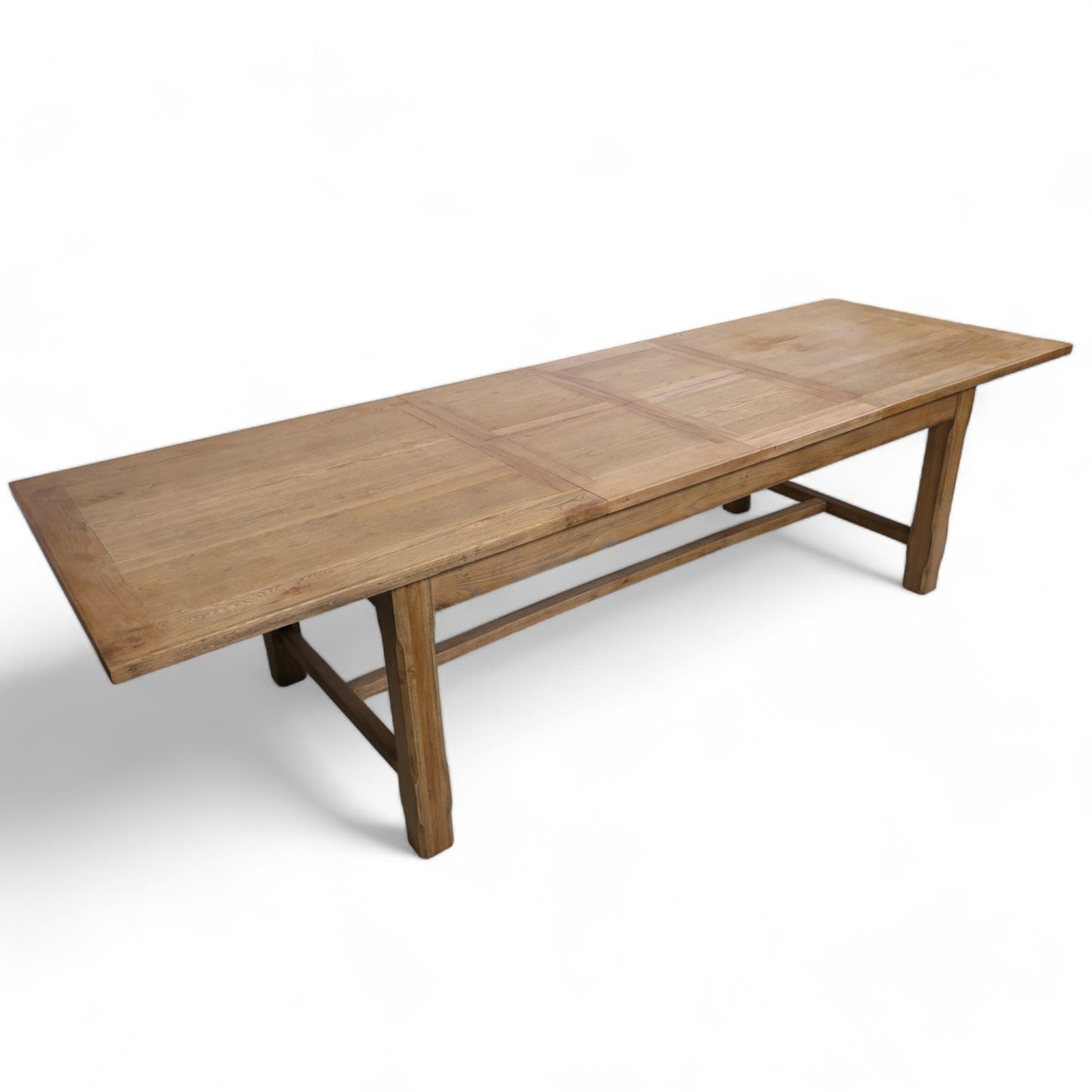 Stort spisebord i gråvasket eik med to ileggsplater