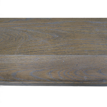 Stort spisebord i gråvasket eik med to ileggsplater