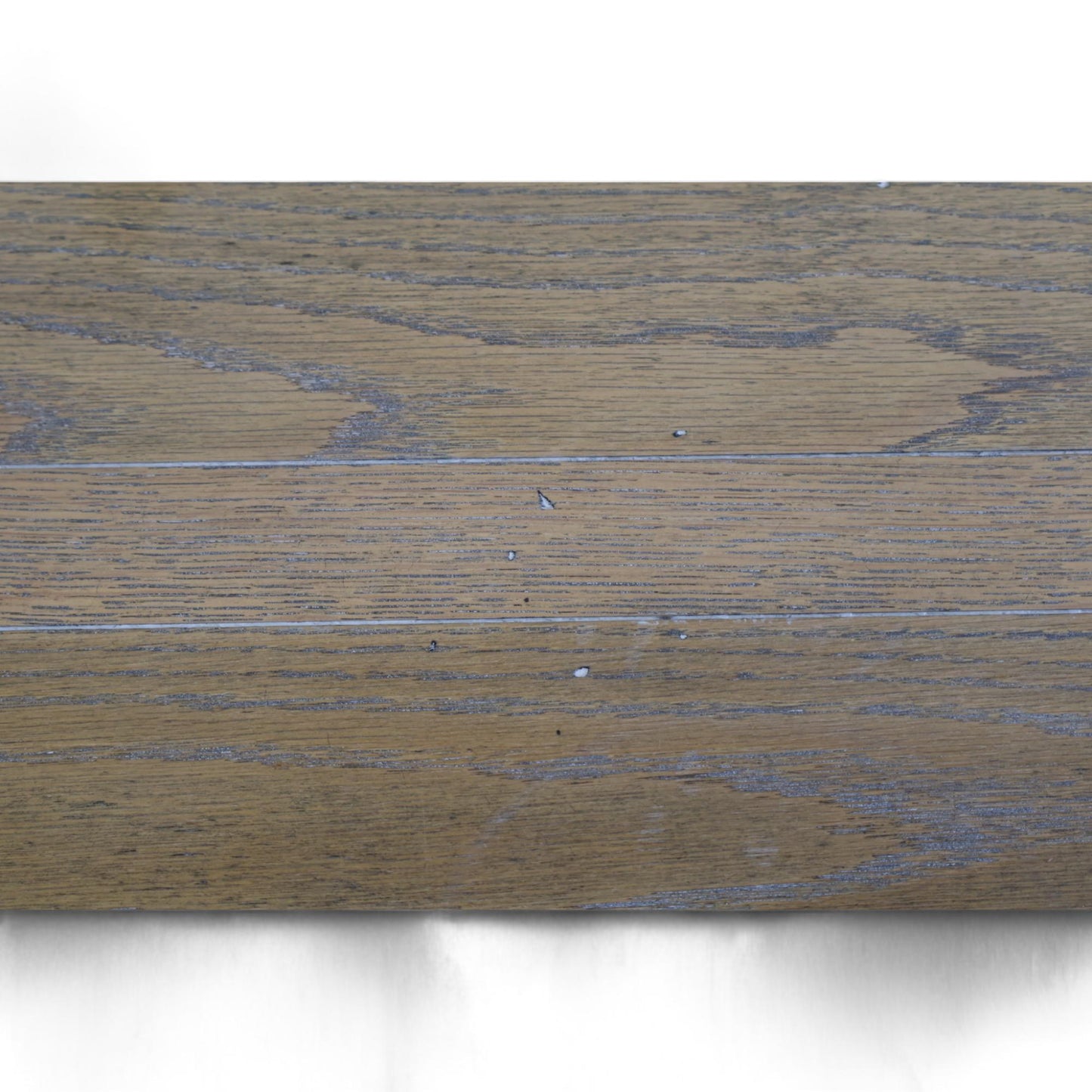 Stort spisebord i gråvasket eik med to ileggsplater