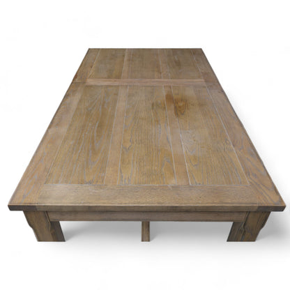 Stort spisebord i gråvasket eik med to ileggsplater