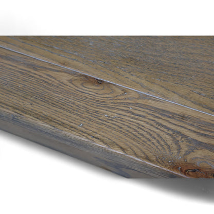 Stort spisebord i gråvasket eik med to ileggsplater